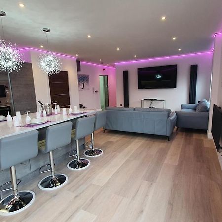 Central Penthouse With Hot Tub & Views 24 Cheltenham Exterior photo