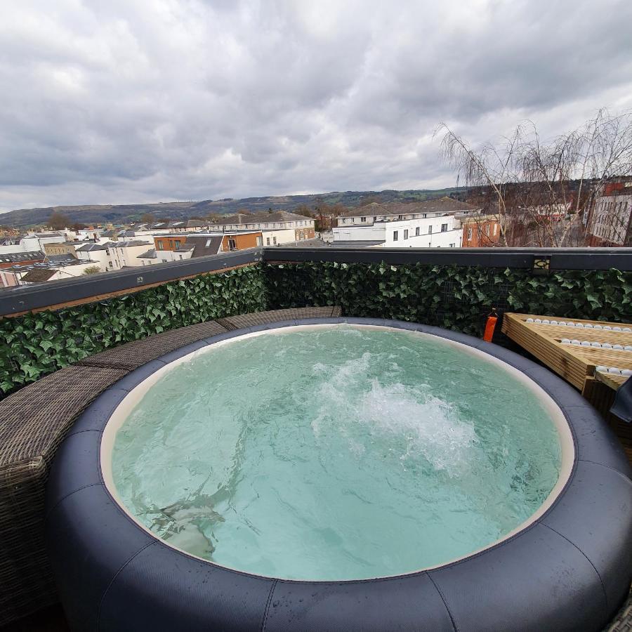 Central Penthouse With Hot Tub & Views 24 Cheltenham Exterior photo