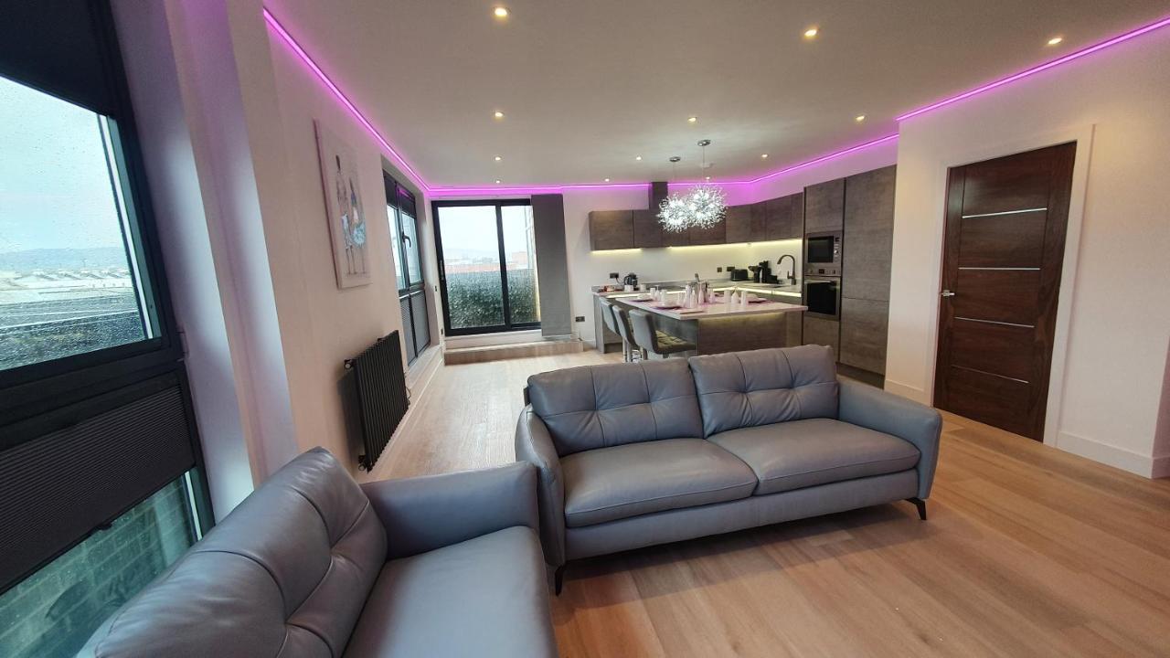 Central Penthouse With Hot Tub & Views 24 Cheltenham Exterior photo